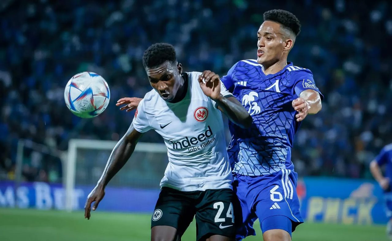 Шеметен гол на Фадига в края – Левски не се даде на Айнтрахт в София