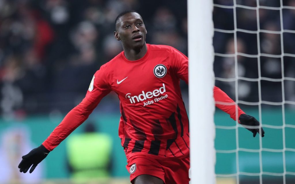 Звездата на Айнтрахт настоява за трансфер в ПСЖ