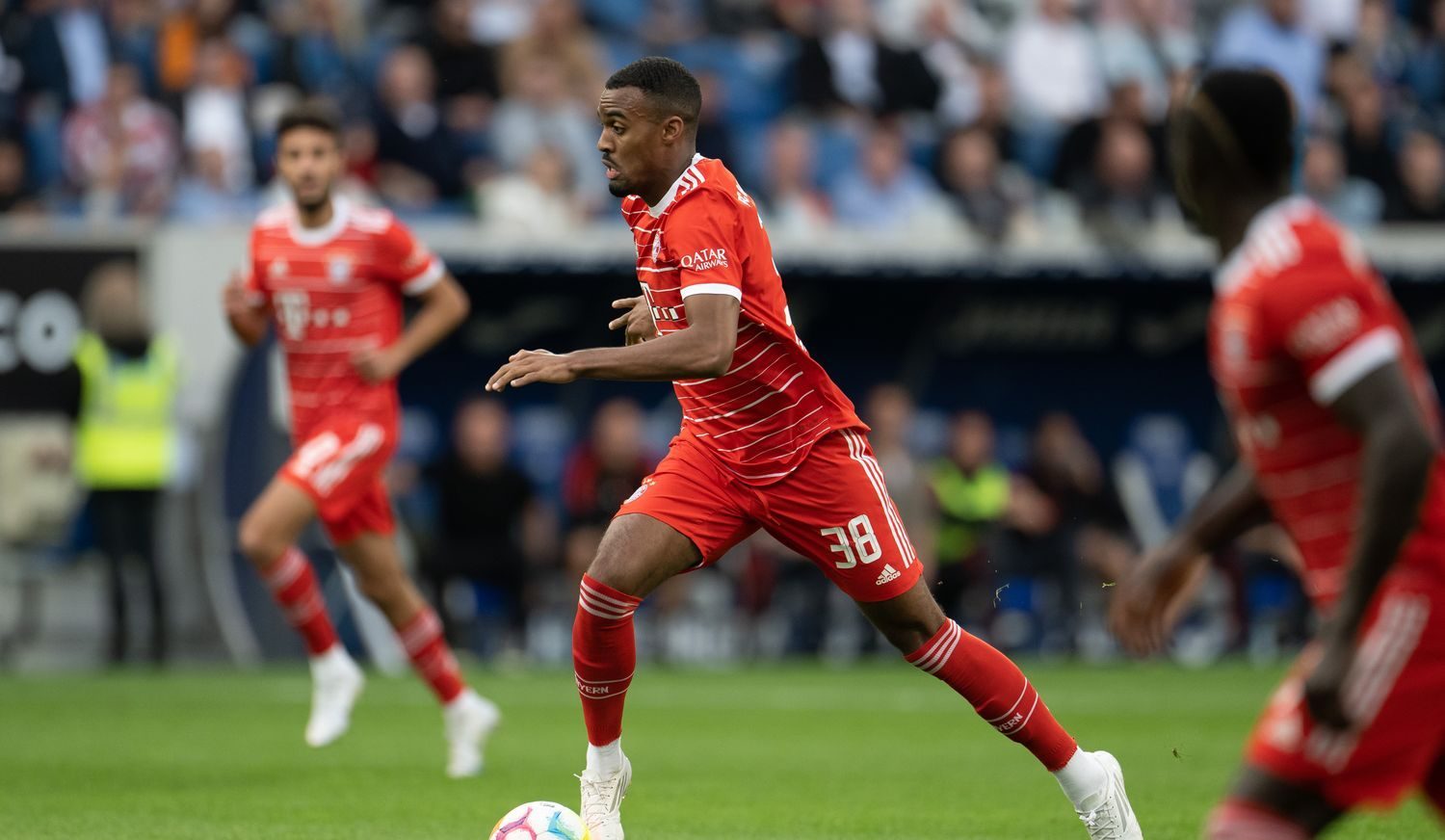 Манчестър Юнайтед влиза в битката за халф на Байерн Мюнхен width=