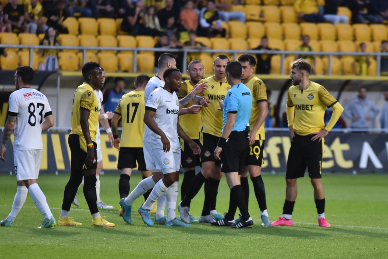 Стартовите състави на Ботев Пловдив и Славия