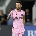 Фен за малко да отнесе с бутилка главата на Лео Меси (видео)