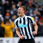 Основен футболист на Нюкасъл подписа нов договор
