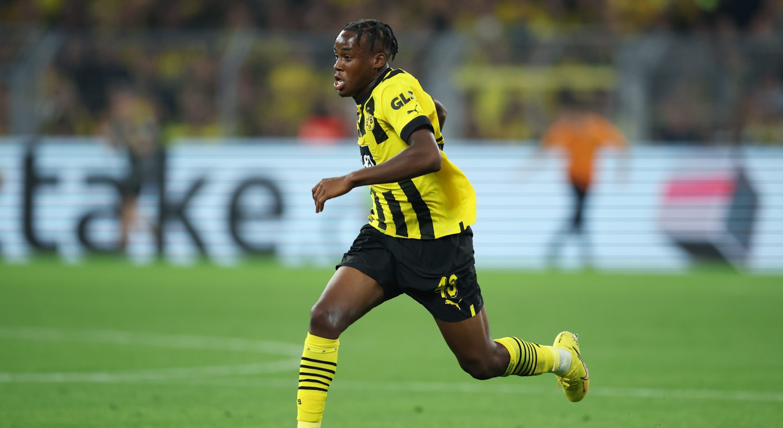 Борусия Дортмунд поднови контракта на талантливо крило width=