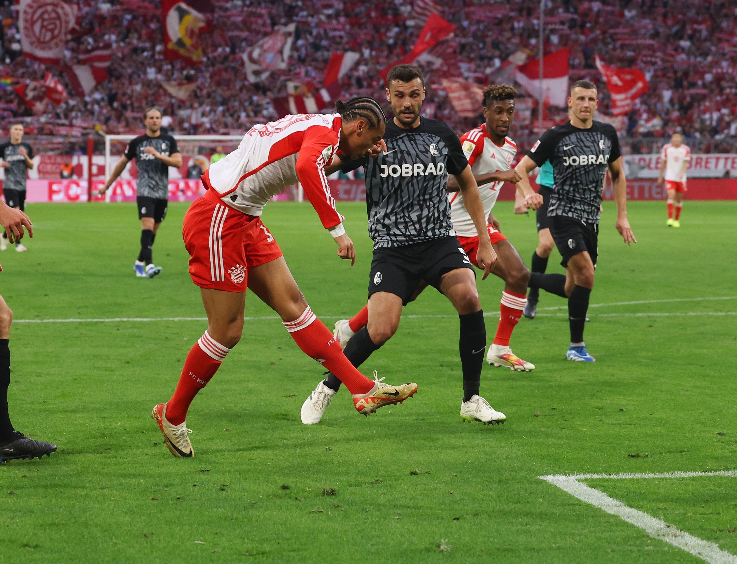 Байерн Мюнхен с класика над Фрайбург на „Алианц Арена“ width=