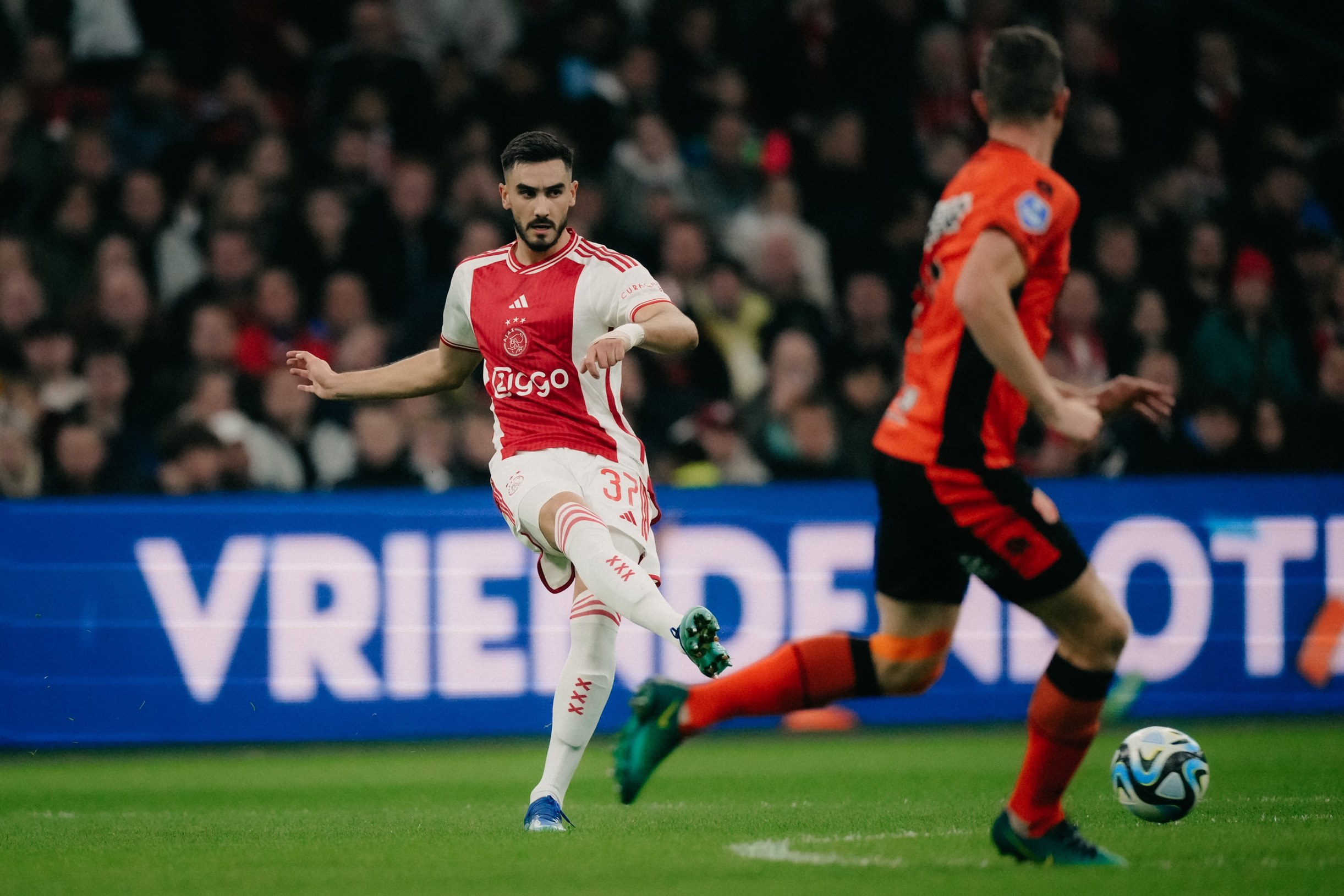 Аякс изплува от дъното в Ередивизи с успех над Волендам width=