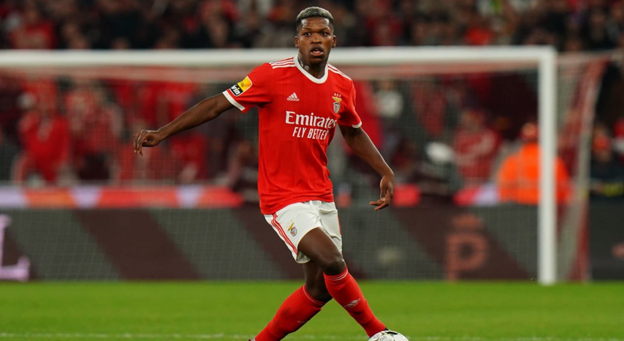 Барселона се надява да договори португалски халф на по-ниска цена