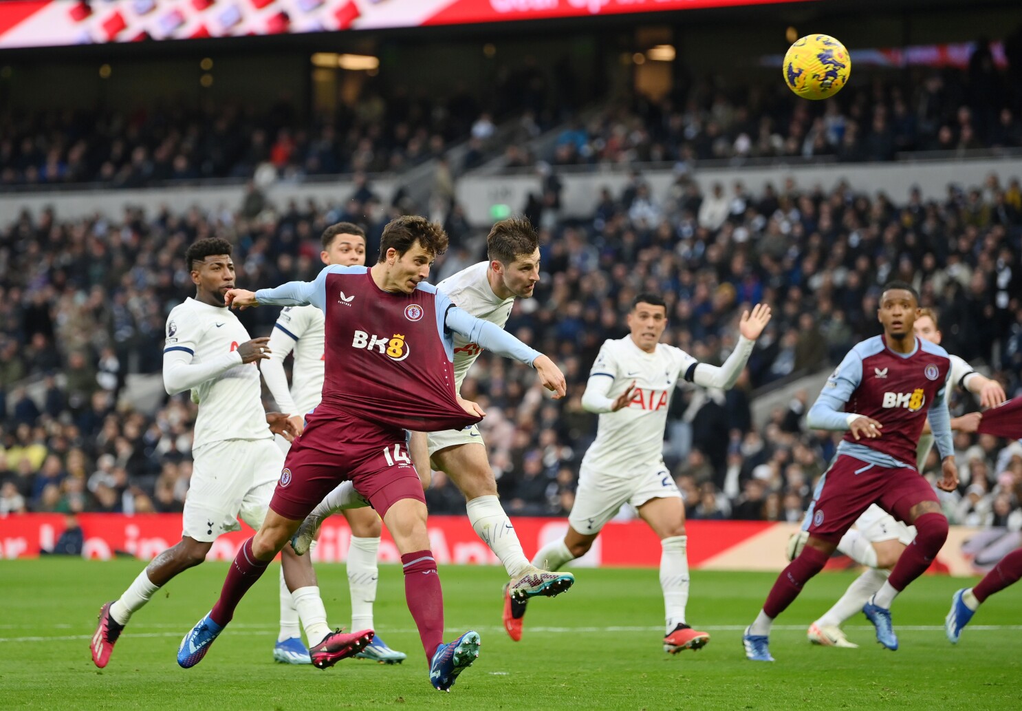 Астън Вила обърна Тотнъм и го измести от топ 4 на Висшата лига width=