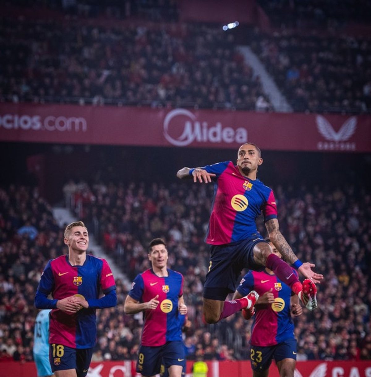 Барселона победи Севиля 4-1 в Андалусия и се доближи до първото място width=