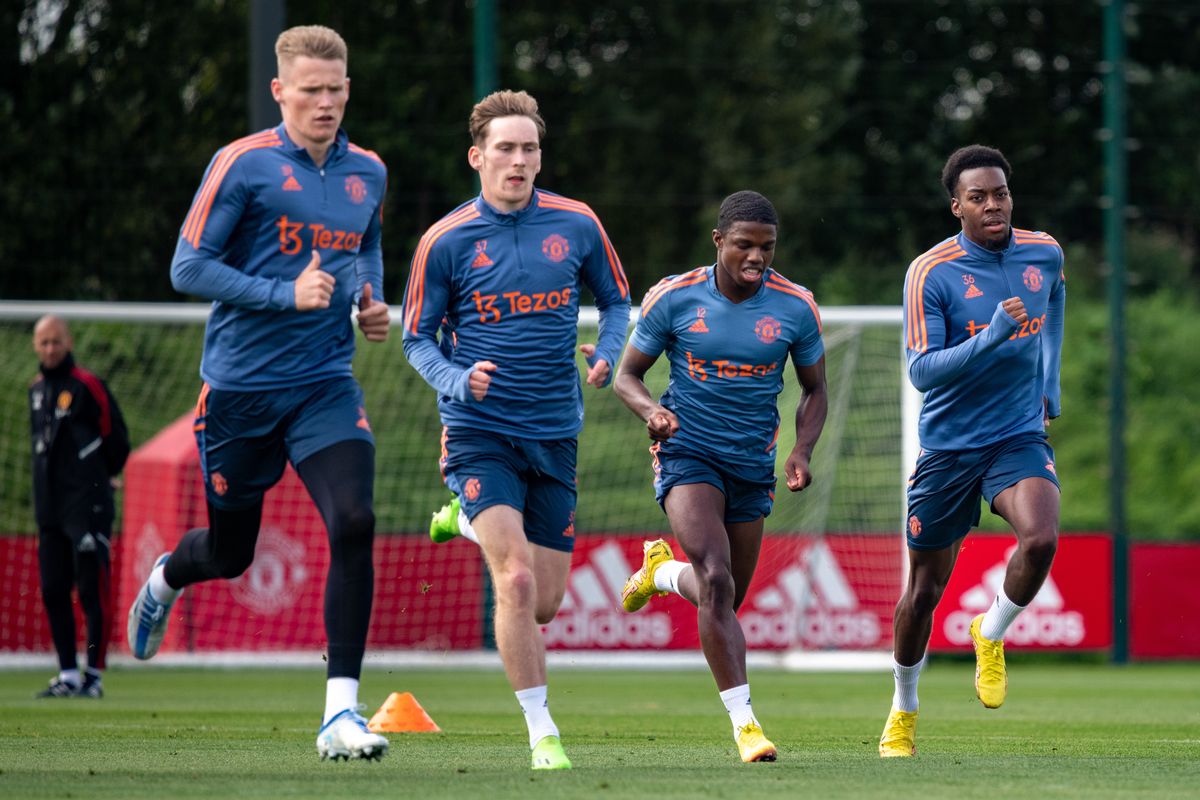 Ники Бът разкри защо Юнайтед се раздели с халф срещу 17.5 млн. евро width=