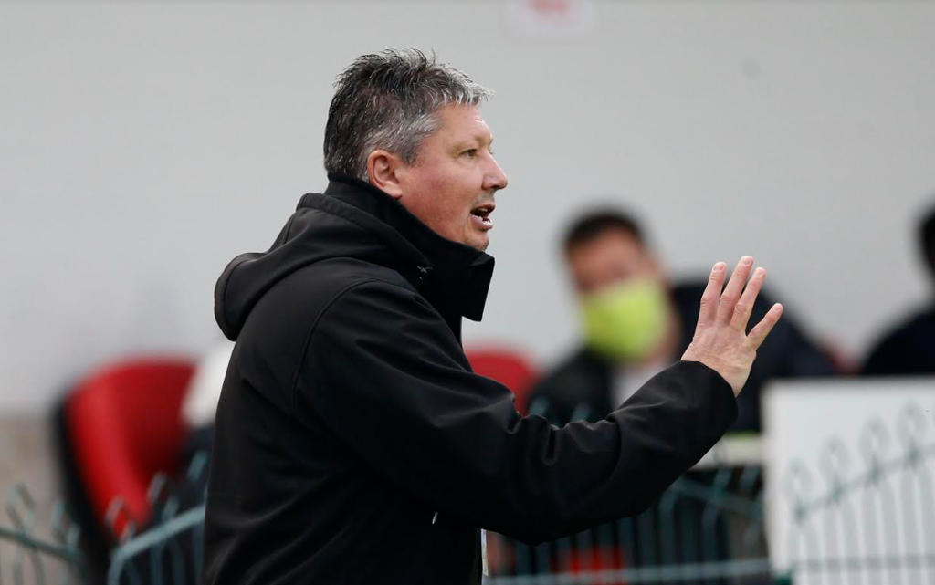 Любо Пенев скочи на съдиите след равенството с Левски