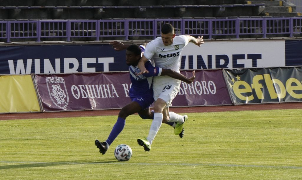 Острието на Етър разбуни духовете – оплака се от расизъм!