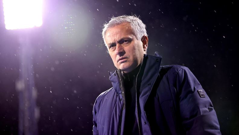 Капитанът на Тотнъм намекна за бунт срещу Моуриньо