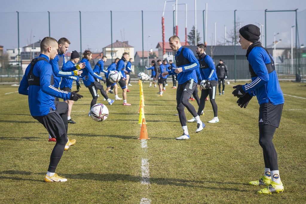 Чорбаджийски и Колев титуляри при важен успех на Стал