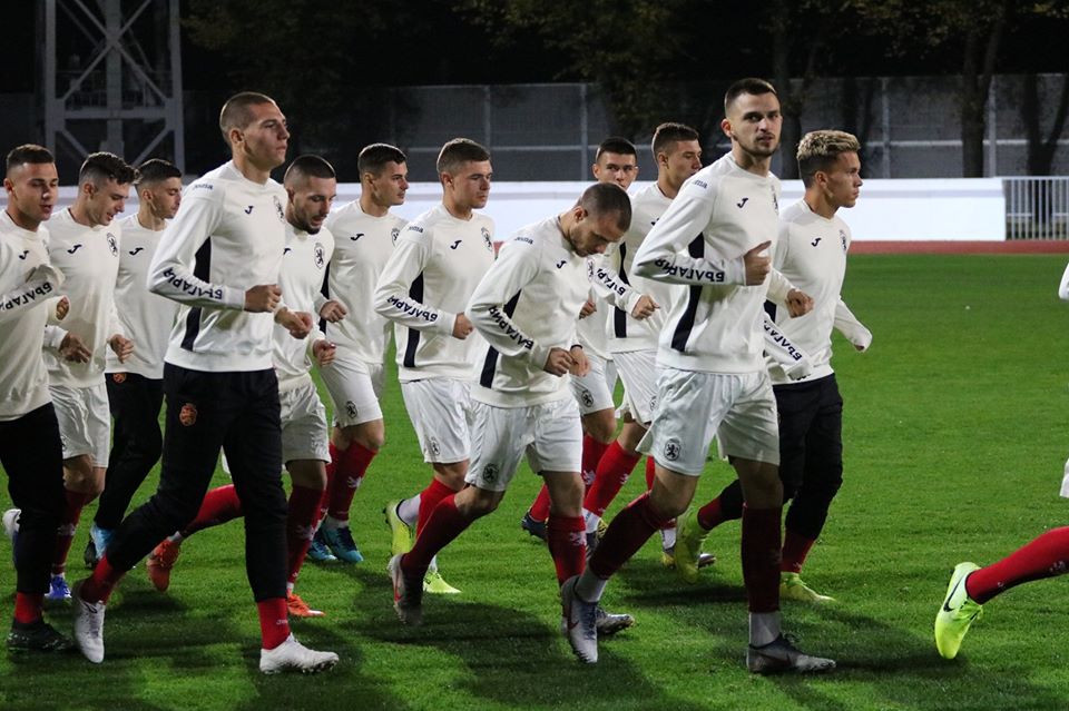 Младите „лъвове“ с последен тест днес, стискат палци и на Латвия width=