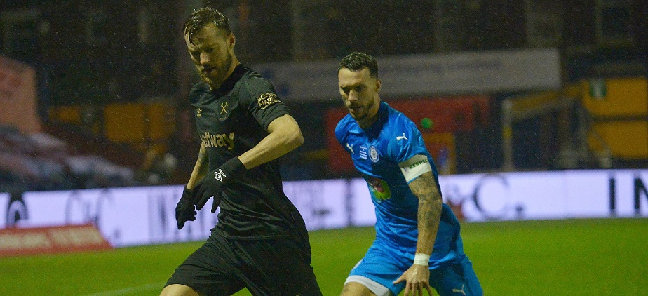 Уест Хем продължава напред за ФА Къп след скромна победа