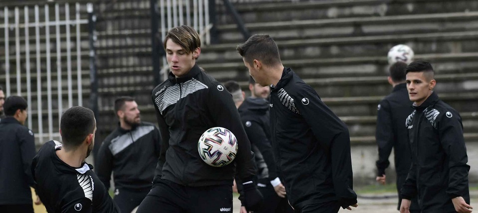 Никой не идва на проби на „Лаута“ width=