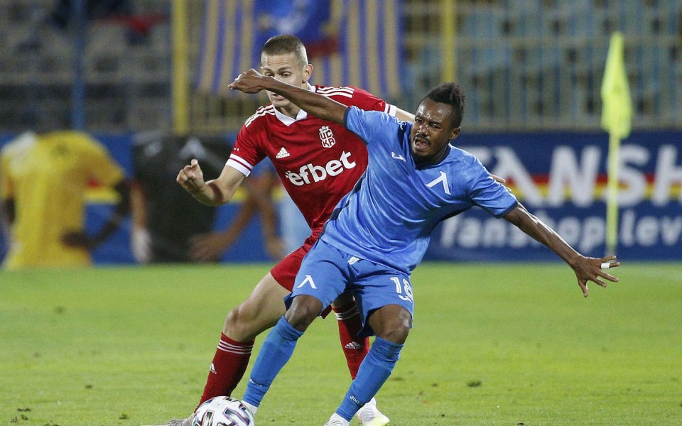 ЦСКА 1948 и Левски спукаха топката, съдийски гаф беляза срещата