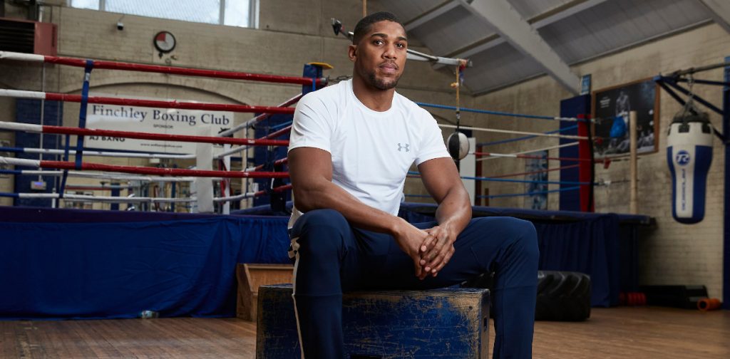 Джошуа дари крупна сума на аматьорския бокс в Британия
