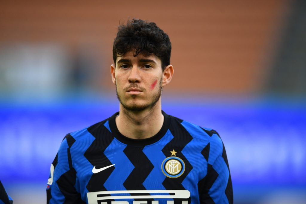 Барселона се интересува от защитник на Интер