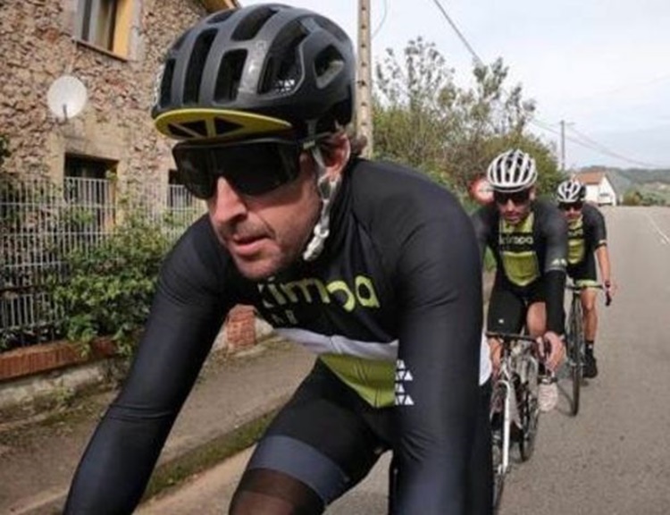 Кола блъсна Фернандо Алонсо в Швейцария, прати го в болница