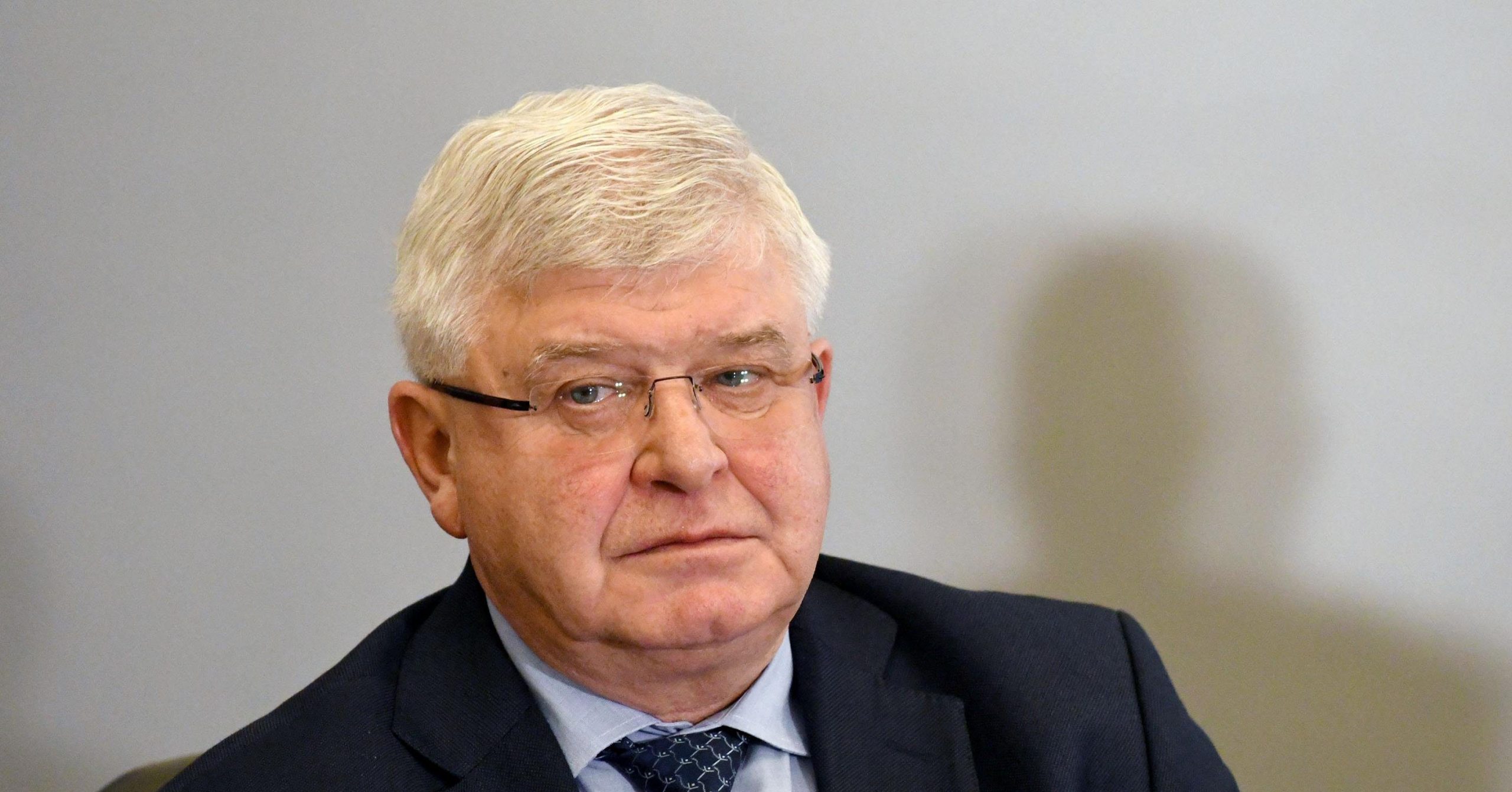 Ананиев предупреди: До дни може пак да затворим стадионите width=