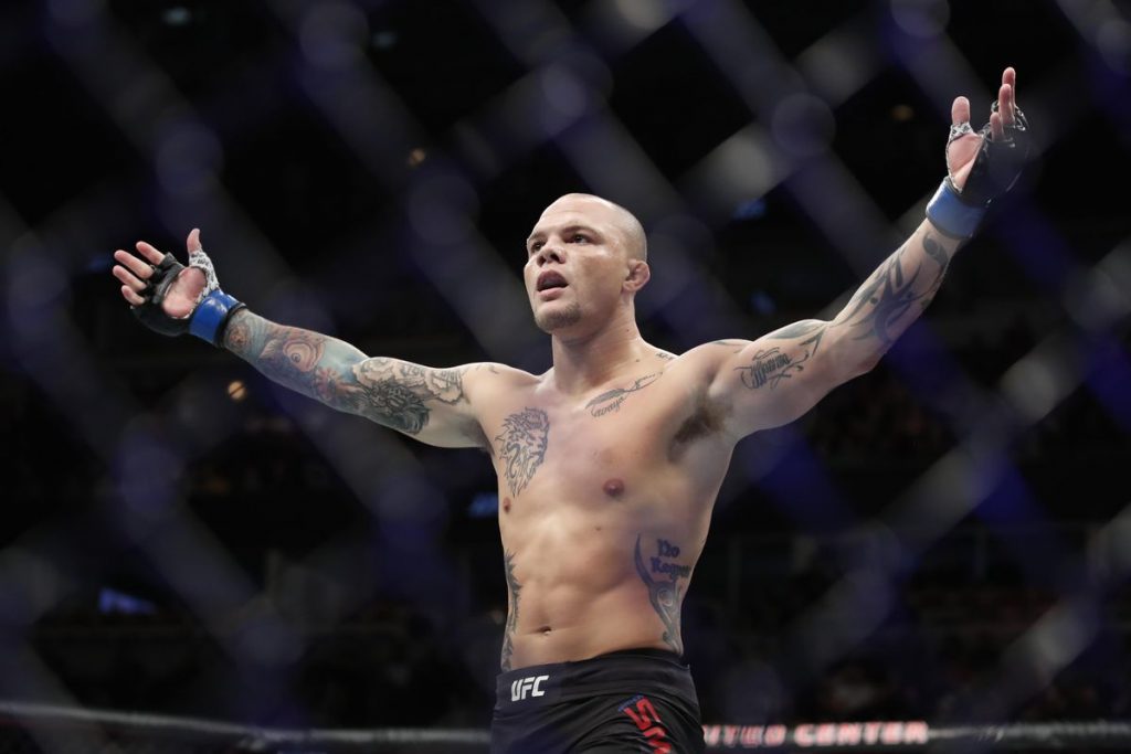 ММА боец бе нападнат в дома си