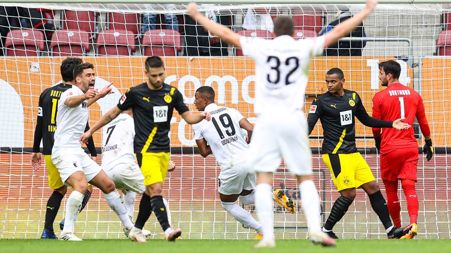 Аугсбург шокира Борусия (Д) и излезе начело в Бундеслигата