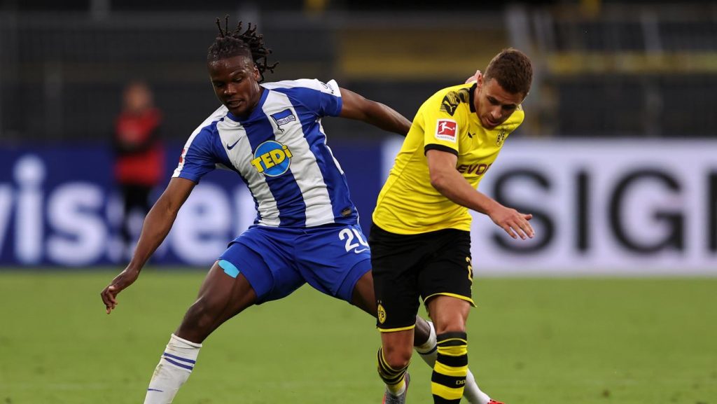 Борусия Дортмунд запази минимални надежди за титлата след успех над Херта