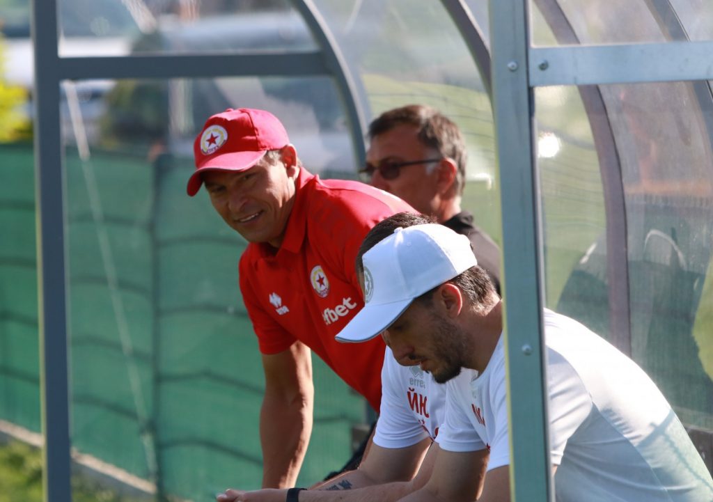 Доволният Балъков свали шапка на своите момчета