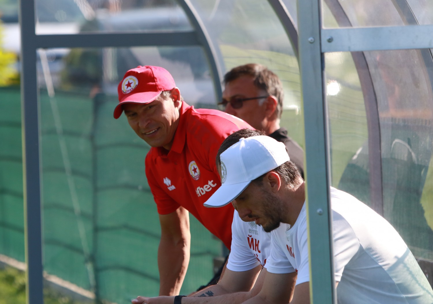 Доволният Балъков свали шапка на своите момчета width=