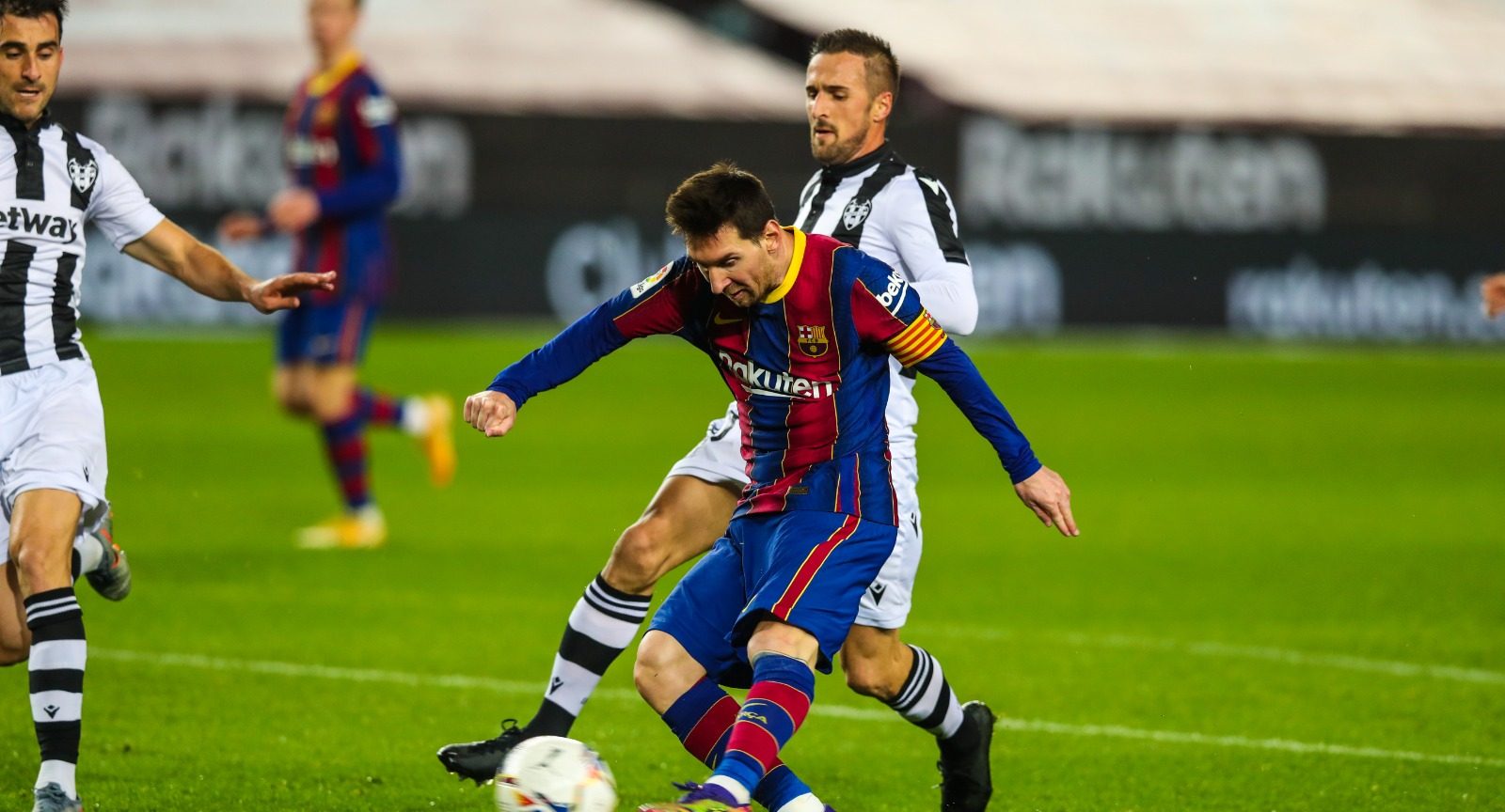 Глътка въздух в Барса – Лео Меси матира Леванте width=