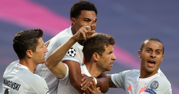 Осемзвезден баварски влак-стрела подмина невзрачна каталунска гара width=