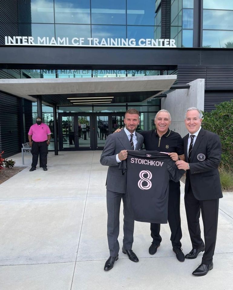 Бекъм дари Ицо със специална фланелка