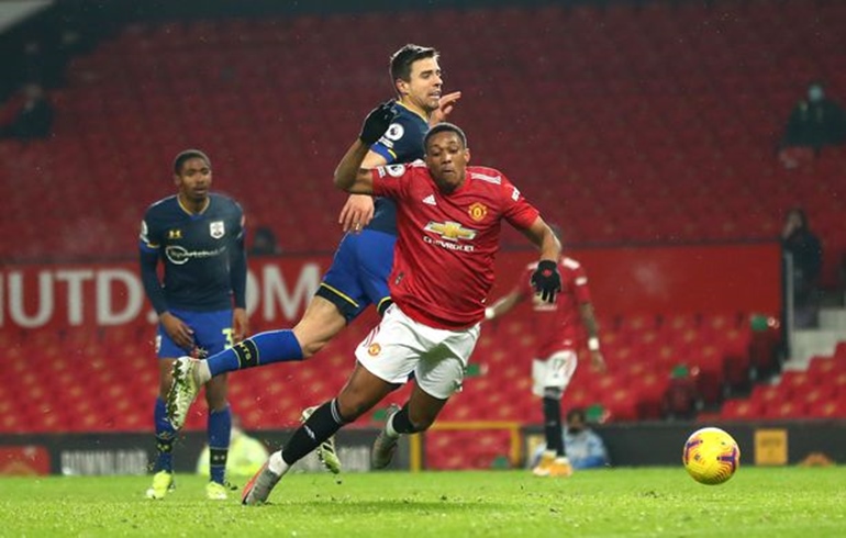 ФА отмени червения картон на Беднарек срещу Манчестър Юнайтед