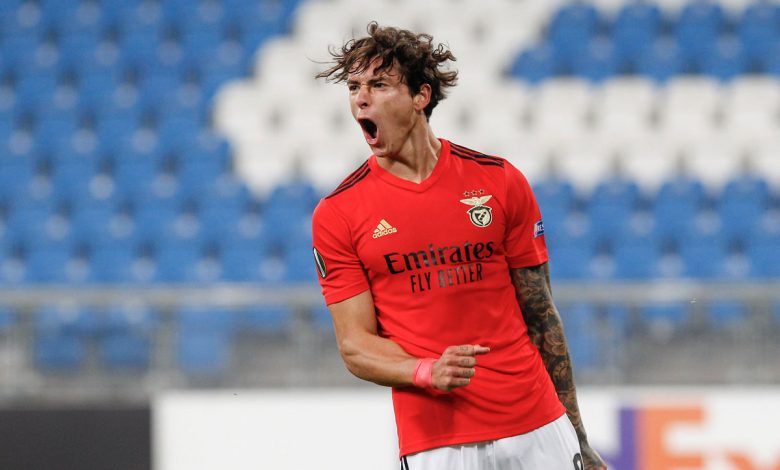 Грандовете на испанския футбол са по петите на уругвайска звезда