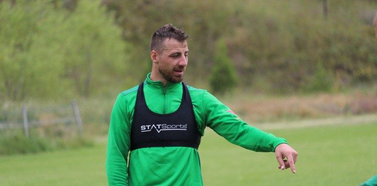 Бивш национал раздава ритници по време на мач от Втора лига