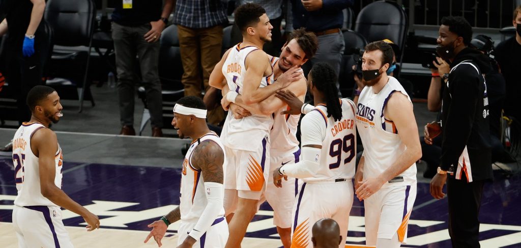 Финикс спаси шансовете за върха на Запад с инфарктна победа