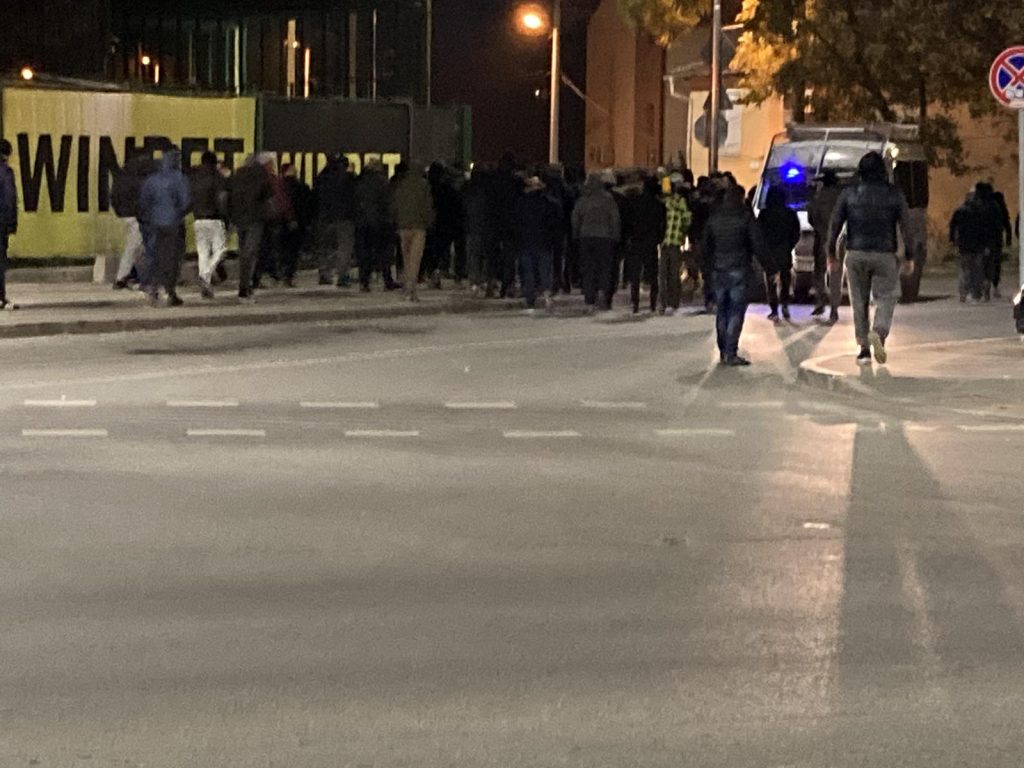 Фенове на Ботев обсадиха Коматево, искат обяснения