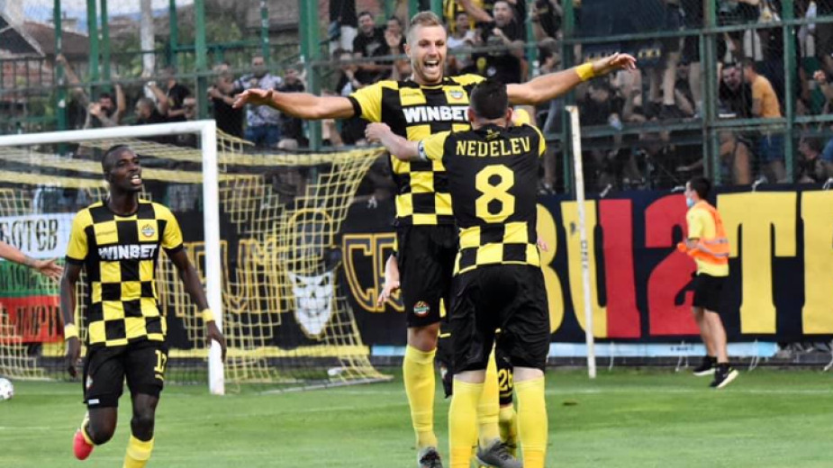 “Канарчетата” полетяха след успех срещу Левски с 2 гола на Илиев