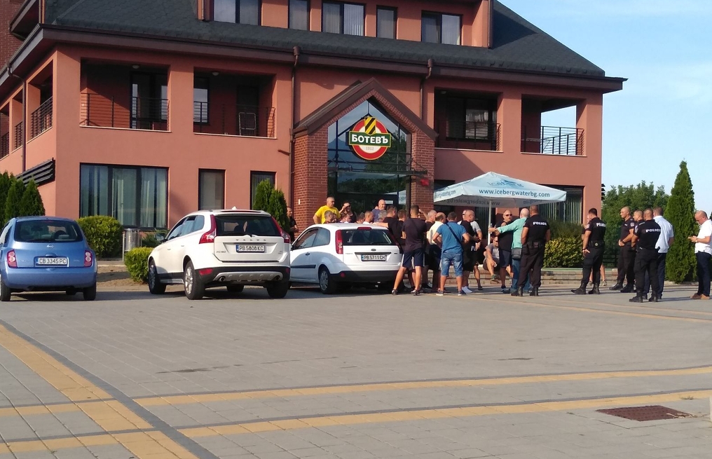 Напрежение в Коматево: Фенове на Ботев изгониха новия директор