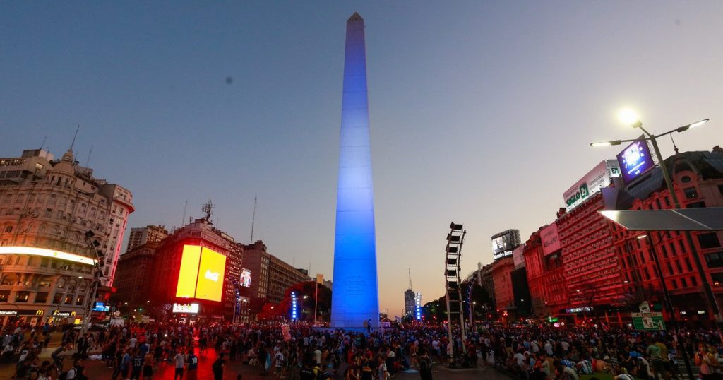 Неугасваща любов: над 1 милион души за погребението на Дон Диего