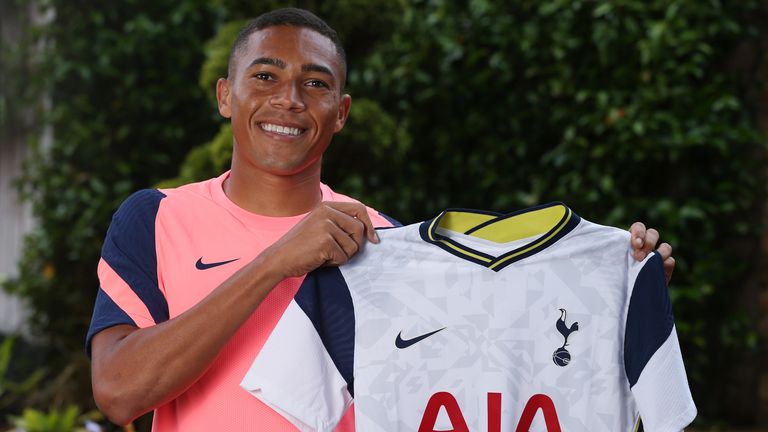 Тотнъм се подсили с нападател на Бенфика