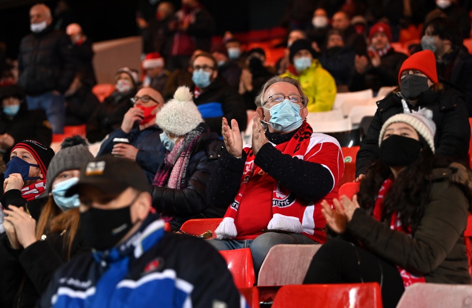 Невероятно: Над 10 000 гледаха мачове на живо в Англия