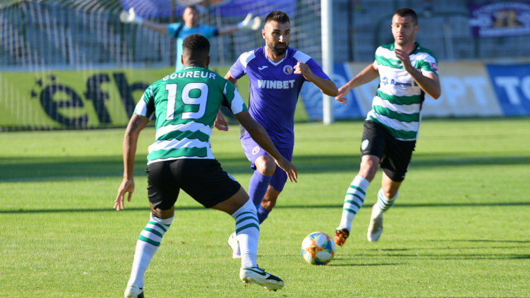 Стартовите състави на Черно море и Етър