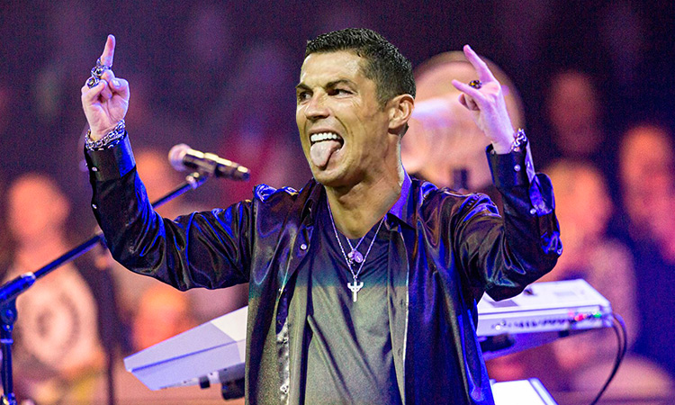 Внимание, рок-звезди – Роналдо хвана и китарата width=