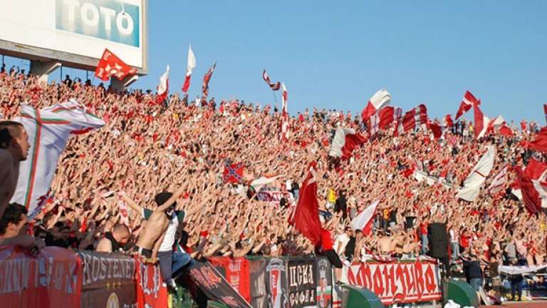 Уникално посрещане за ЦСКА на летището в София width=