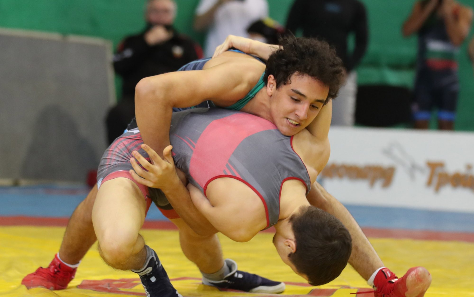 Еди Назарян и Милов безапелационни по пътя към полуфиналите width=