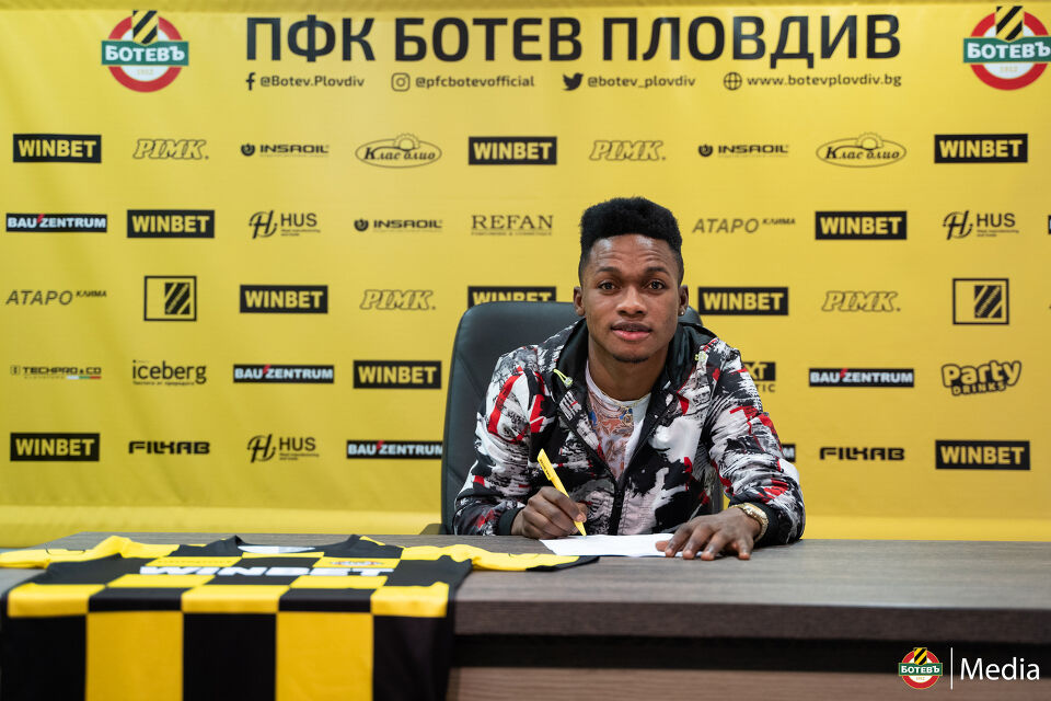 Официално: Ботев Пловдив подписа с Емануел Току