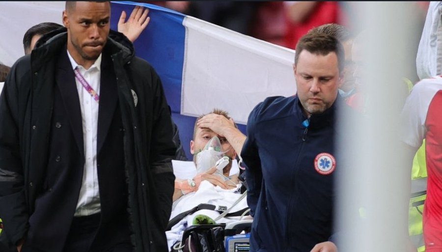 Ройтерс: Ериксен е мръднал ръката си при изнасянето от терена