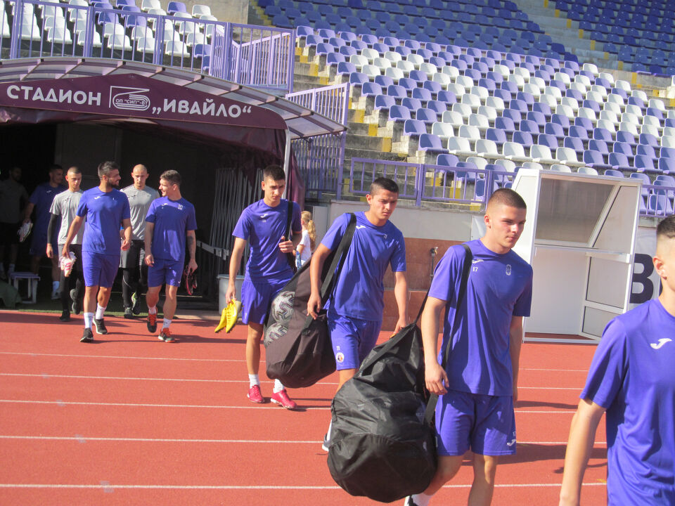 10 от дублиращия тим на Етър започнаха с първата формация